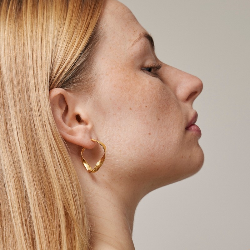 Enamel Scarlet small hoops i forgyldt sølv på model